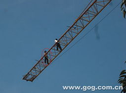 兩萬(wàn)元工錢(qián)引糾紛，包工頭爬上30米塔吊討薪