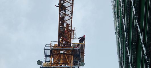 塔吊司機(jī)因病暈倒被困60米高空 多方協(xié)作成功救援